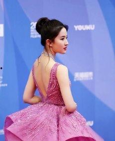 露背女明星,揭秘时尚女星的魅力瞬间